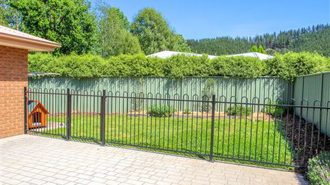 Bright Country Home - Accommodation QLD 7