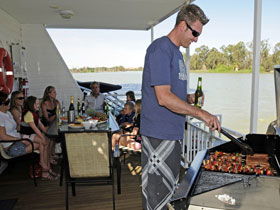 Boats And Bedzzz - The Murray Dream Self-contained Moored Houseboat - Accommodation QLD 3