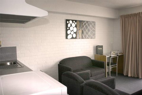 Adina Place Motel Apartments - Accommodation QLD 2