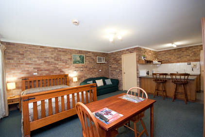 Allan Cunningham Motel And Old Wagon Restaurant - Accommodation QLD 4