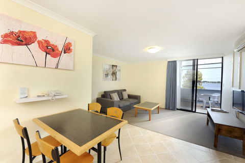 Assured Waterside Apartments - Accommodation QLD 2