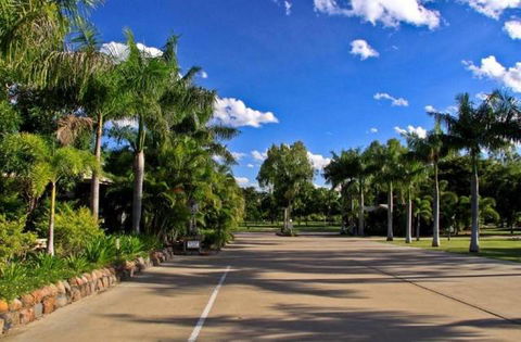 Aussie Outback Oasis Cabin & Van Village - Accommodation QLD 2