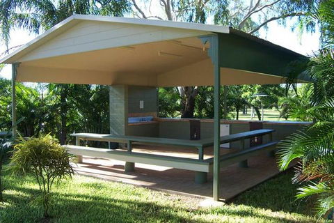 Aussie Outback Oasis Cabin & Van Village - Accommodation QLD 4