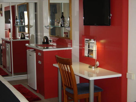 Avaleen Lodge Motor Inn - Accommodation QLD 0