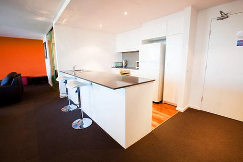 B7 Honeysuckle Apartments - Accommodation QLD 2