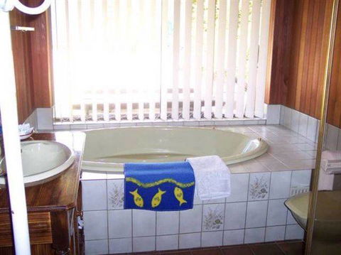 Bott's Beach Retreat - Accommodation QLD 3