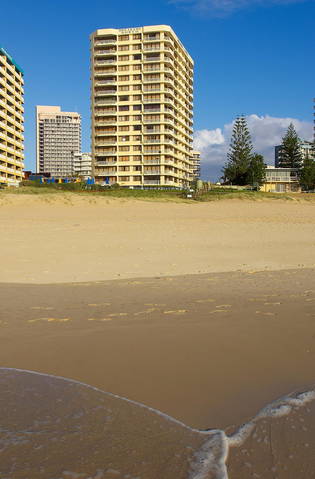 Breakers North - Absolute Beach Front Holiday Apartments - Accommodation QLD 4