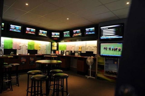 Caledonian Hotel Motel Echuca - Accommodation QLD 1