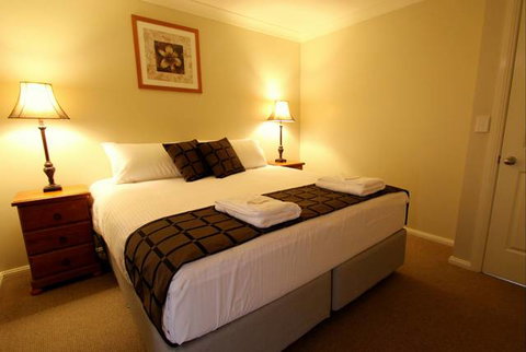 Colonial Court Villas Serviced Apartments - Accommodation QLD 2