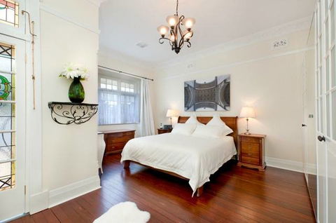 Petite Chalet - Accommodation QLD 0