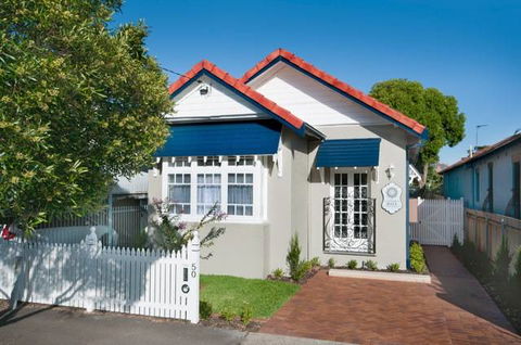 Petite Chalet - Accommodation QLD 3