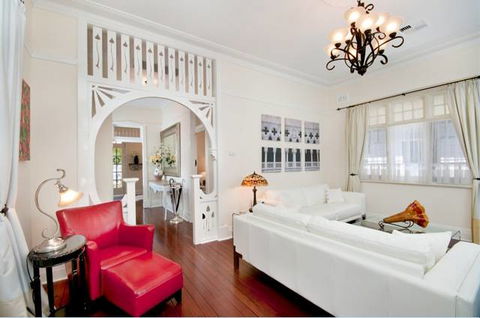Petite Chalet - Accommodation QLD 4