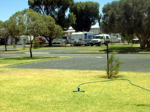 Country Club Caravan Park - Accommodation QLD 2