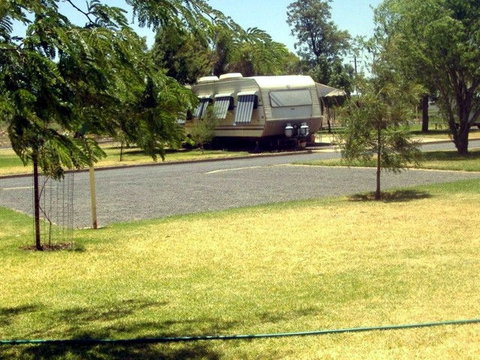 Country Club Caravan Park - Accommodation QLD 4