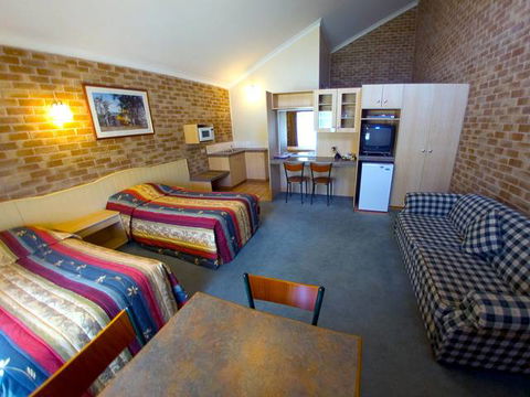 Country Gardens Motor Inn - Accommodation QLD 0