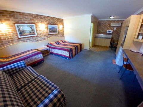 Country Gardens Motor Inn - Accommodation QLD 2