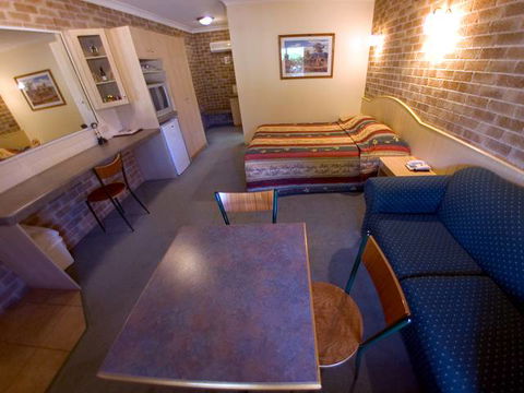 Country Gardens Motor Inn - Accommodation QLD 3