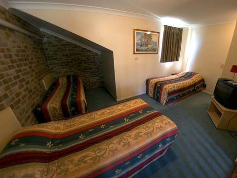 Country Gardens Motor Inn - Accommodation QLD 4