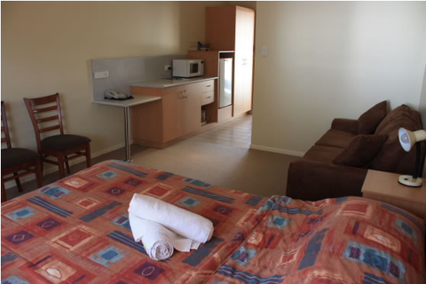 Country Roads Motor Inn - Gayndah - Accommodation QLD 4