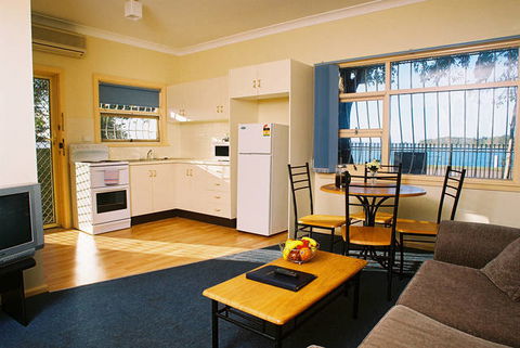 El Lago Tourist Park - Accommodation QLD 2