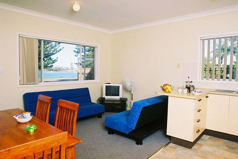 El Lago Tourist Park - Accommodation QLD 3