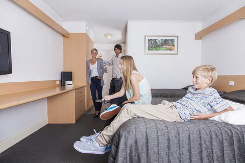 Flag Motor Lodge - Accommodation QLD 2