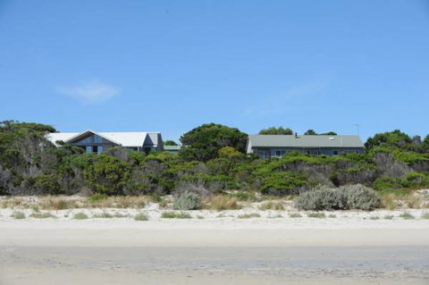 Island Beach Escape - Beachcomber - Accommodation QLD 1