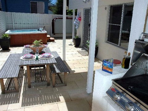 Joylaine Beach House - Accommodation QLD 3