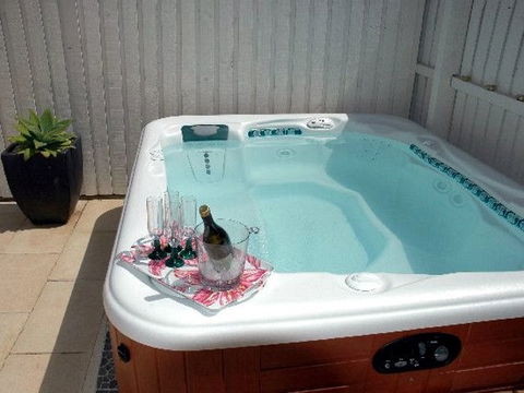 Joylaine Beach House - Accommodation QLD 4