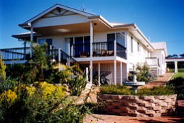 Lovering's Beach Houses - The Whitehouse, Emu Bay - Accommodation QLD 0