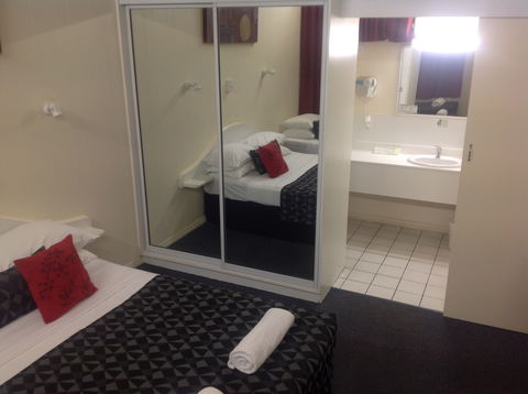 Parkside Motel & Licensed Restaurant - Accommodation QLD 3