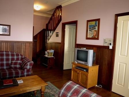 Pemberton Old Picture Theatre Holiday Apts - Accommodation QLD 4