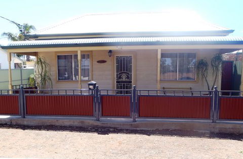 Silver Hill Townhouse - Accommodation QLD 10