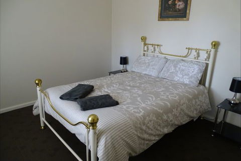 Silver Hill Townhouse - Accommodation QLD 12
