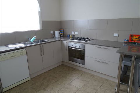 Silver Hill Townhouse - Accommodation QLD 13