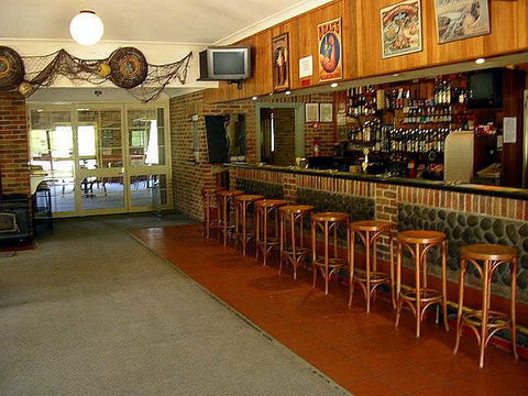 Southport Hotel & Caravan Park - Accommodation QLD 1