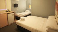 Snooze Inn - Accommodation QLD 1