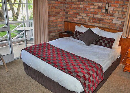 Log Cabin - Accommodation QLD 1