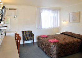 A & A Lodge Motel - Accommodation QLD 1