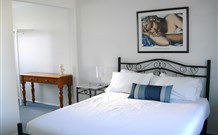 The White House Apartment - Accommodation QLD 6