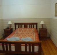 About Town Cottages - Yellow Gum Cottage - Accommodation QLD