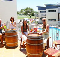 Emu's Beach Resort - Accommodation QLD