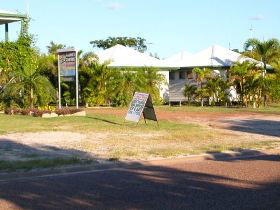 Gee-Dees Family Cabins - Accommodation QLD 1