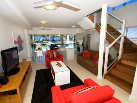 Beachside Magnetic Harbour Apartments - Accommodation QLD 2