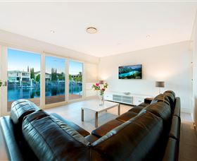 The Waterfront House - Accommodation QLD 2