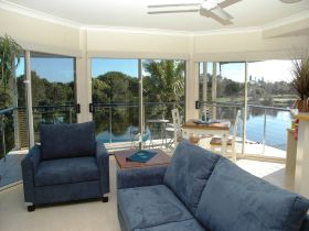 Alexander Lakeside Bed And Breakfast - Accommodation QLD 0