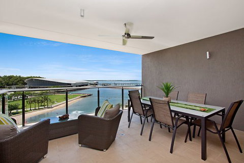 Akuna Waterfront - Accommodation QLD 6