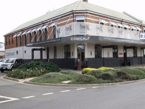 Cow And Calf Hotel - Accommodation QLD 1