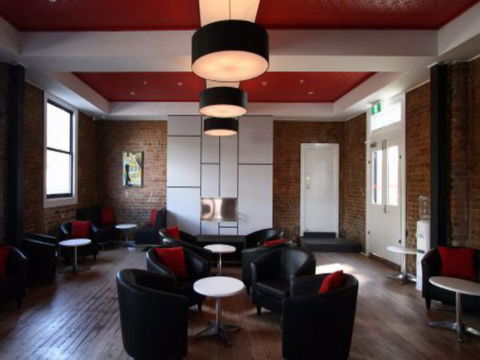 Cow And Calf Hotel - Accommodation QLD 2