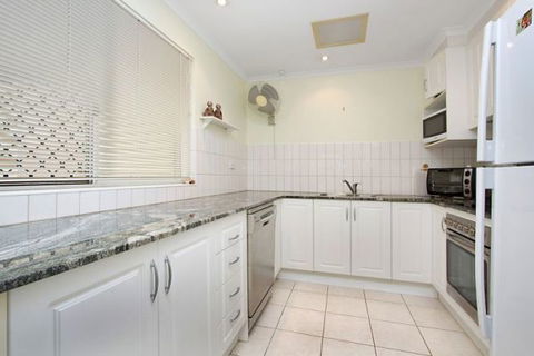 Garunya Executive Townhouse - Accommodation QLD 4